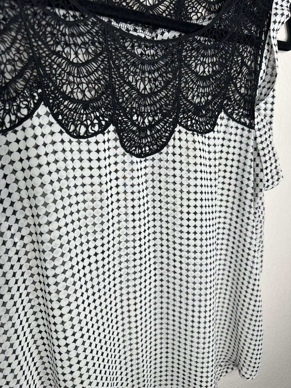 Pleione Blouse Womens Large Lace Yoke Sleeveless Geometric Scalloped Black White - Picture 2 of 6